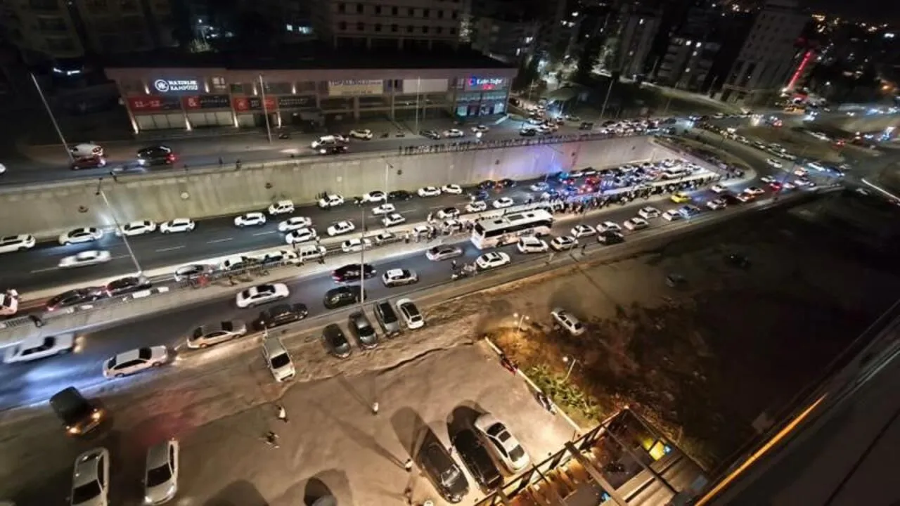 KARAKÖPRÜ’DE OTOMOBİL ORTA REFÜJE ÇIKTI